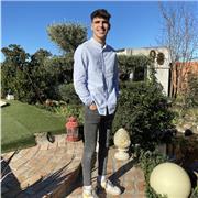Estudiante universitario ofrece clases de inglés a niños